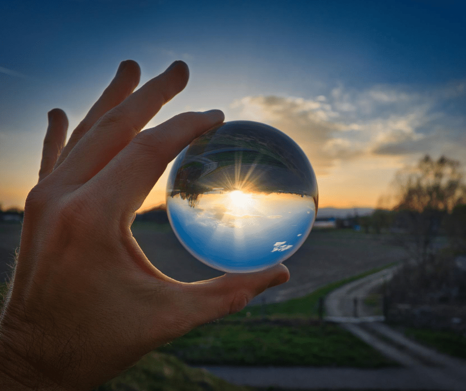 יד מחזיקה כדור שרף UV שקוף