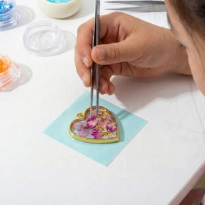 ילדה יוצרת תכשיטים מערכת שרף UV ליום הולדת