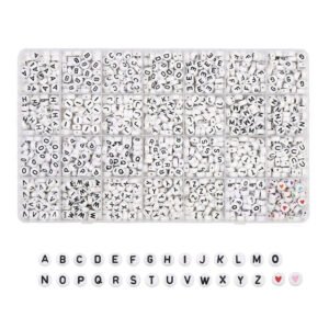 קופסת חרוזי אותיות באנגלית שחור לבן